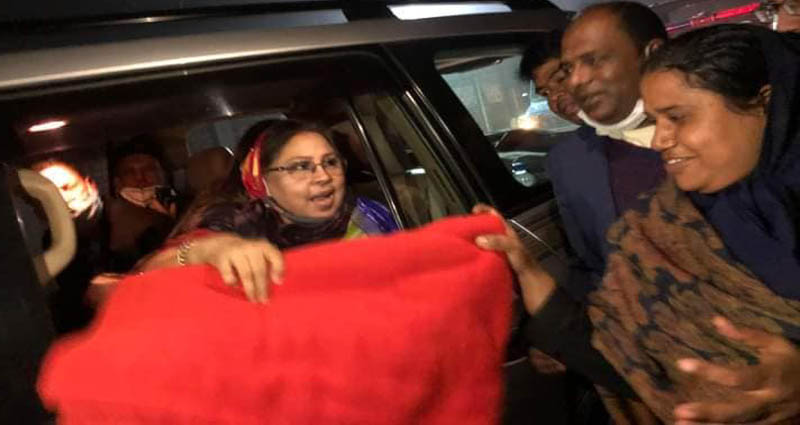 কালীগঞ্জের রাস্তায় ঘুরে ঘুরে শীতার্তদের মাঝে কম্বল বিতরণ করলেন এমপি চুমকি