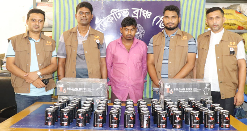 কালীগঞ্জে ডিবি পুলিশের অভিযানে খাটের নিচে মিলল বিদেশী বিয়ার, গ্রেপ্তার ১