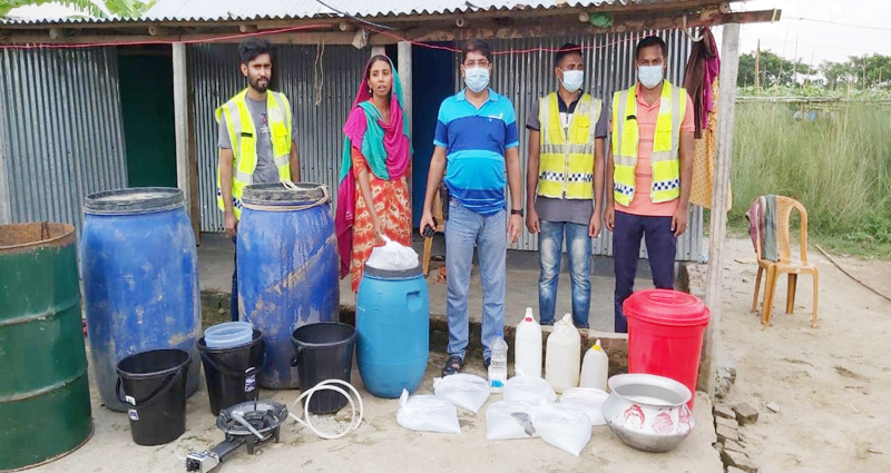 কালীগঞ্জে মদ তৈরির কারখানায় অভিযান: ৩’শ লিটার চোলাই মদ উদ্ধার, নারী আটক