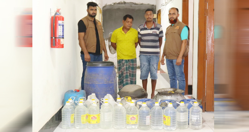 কালীগঞ্জ থেকে বিপুল পরিমাণ মদ তৈরীর উপকরণ ও চোলাই মদ উদ্ধার: গ্রেফতার ২