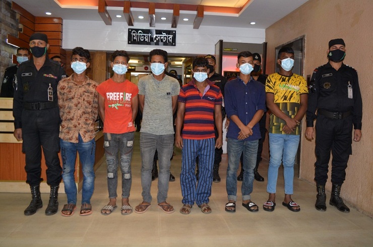 কালীগঞ্জে ইজিবাইক চালককে গলাকেটে হত্যায় জড়িত ৬ জনকে গ্রেফতার করেছে র‌্যাব-১