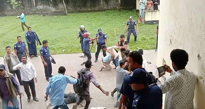 বরগুনায় এমপির সামনেই ছাত্রলীগের সংঘর্ষ, পুলিশের লাঠিচার্জ
