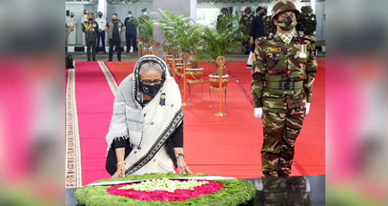 শোক দিবসে বঙ্গবন্ধুর প্রতিকৃতিতে প্রধানমন্ত্রীর শ্রদ্ধা
