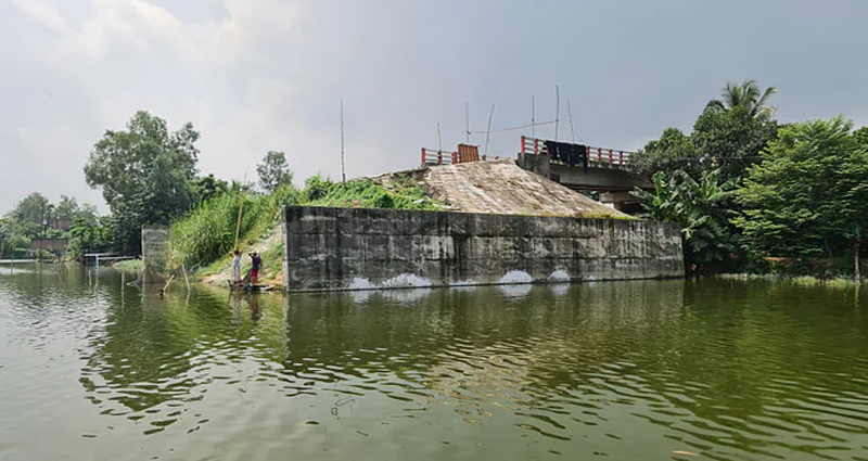 গাজীপুরে দুর্ভোগ: কাজে আসছে না সোয়া চার কোটি টাকায় নির্মিত সেতু!