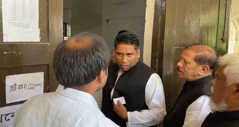 “স্টু‌পি‌ডের মতো কথা ব‌লে ইউএনও”: ভোট কেন্দ্রে মেয়র