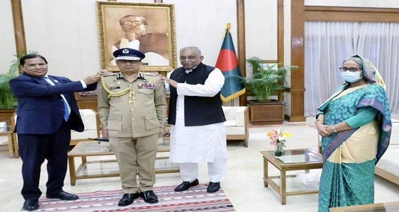 প্রধানমন্ত্রীর উপস্থিতিতে র‌্যাংক ব্যাজ পরলেন আইজিপি