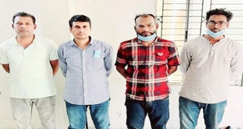টঙ্গীতে সাংবাদিক পরিচয়ে চাঁদাবাজি, ৪ জনকে পুলিশে দিয়েছে এলাকাবাসী