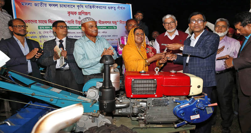 কৃষকদের মাঝে বিনামূল্যে পেঁয়াজ বীজবপন যন্ত্র বিতরণ