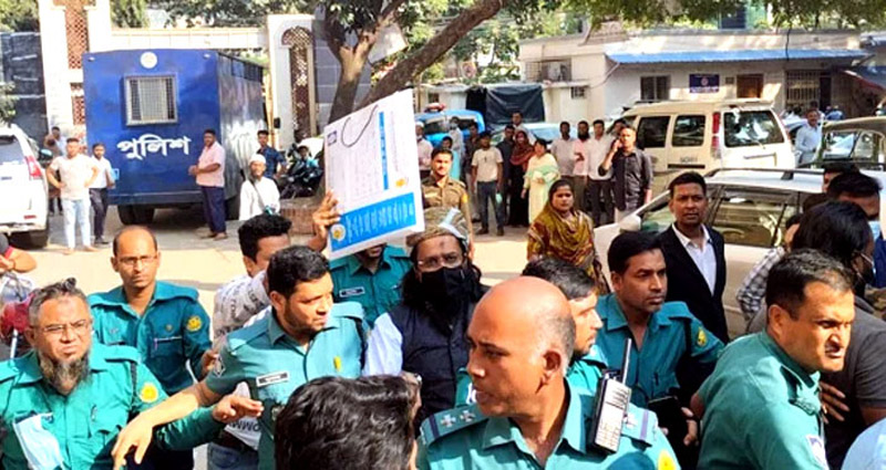 জালিয়াতির মামলায় এক দিনের রিমান্ডে ভোরের পাতার সম্পাদক কাজী এরতেজা