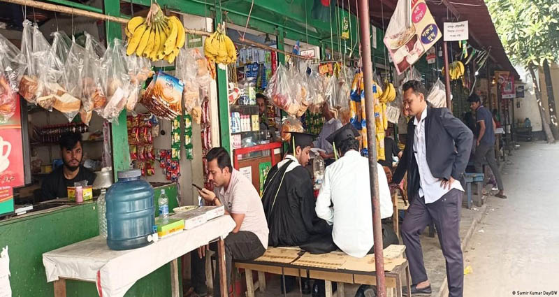 শিক্ষার্থীদের বাকি দিয়ে বিশ্ববিদ্যালয়ের বহু দোকানি নিঃস্ব