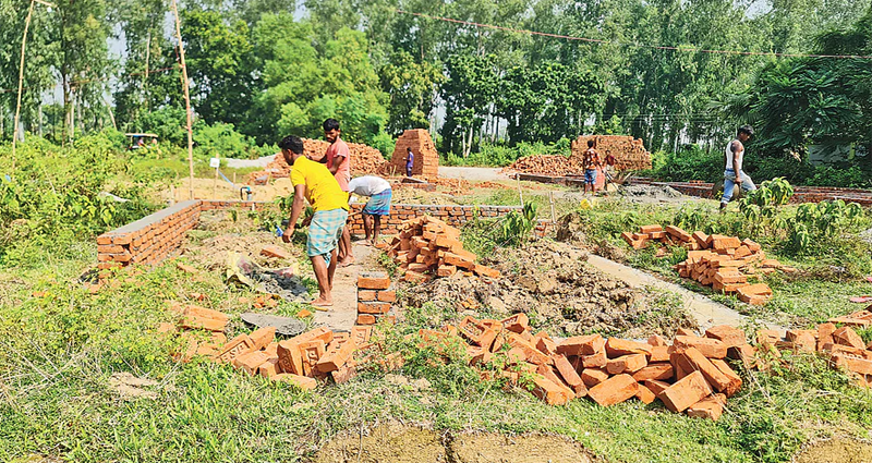 কালিয়াকৈরে আশ্রয়ণ প্রকল্পের নির্মাণকাজে নিম্নমানের উপকরণ ব্যবহার!