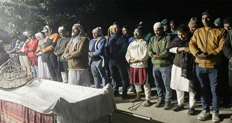 এবার হাতকড়া-ডান্ডাবেড়ি নিয়ে মায়ের জানাজায় ছাত্রদল নেতা