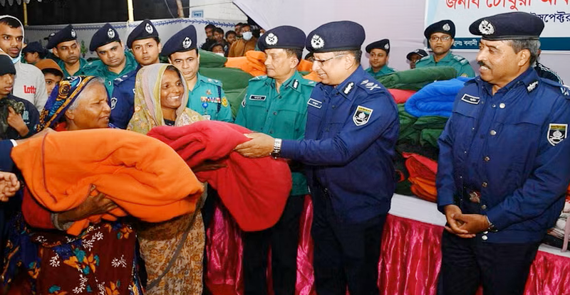 অসহায় মানুষের মাঝে শীতবস্ত্র বিতরণ করলেন আইজিপি