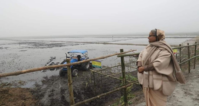 টুঙ্গিপাড়ায় পৈতৃক জমি পরিদর্শন করেন প্রধানমন্ত্রী