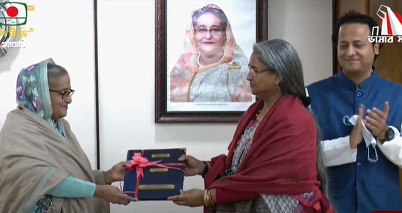 প্রধানমন্ত্রীর কাছে এইচএসসির ফল হস্তান্তর