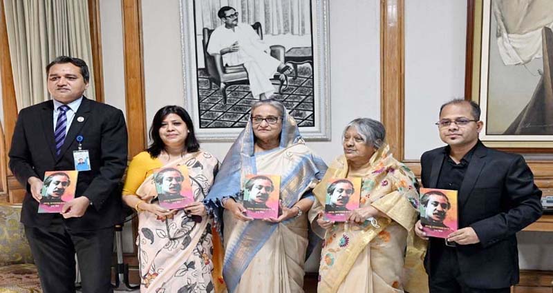 বঙ্গবন্ধুর ওপর রচিত বইয়ের মোড়ক উন্মোচন করলেন প্রধানমন্ত্রী