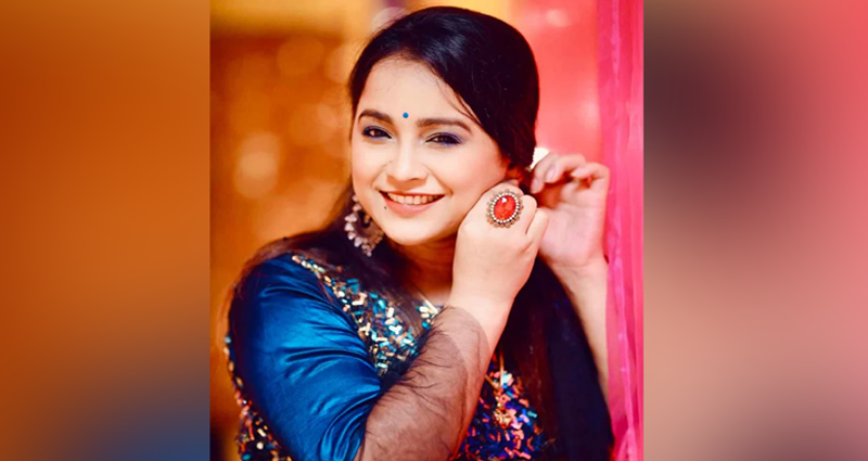 পুলিশ সদস্যকে হত্যার পর মডেল হন রিয়া!