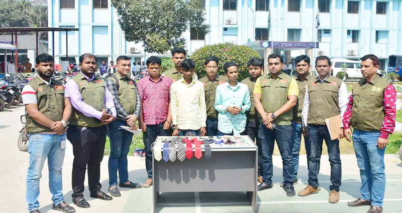 কনস্টেবল নিয়োগ: প্রধানমন্ত্রীর প্রেস সচিব ও এসপি পরিচয়ে প্রতারণা, গ্রেপ্তার ৩