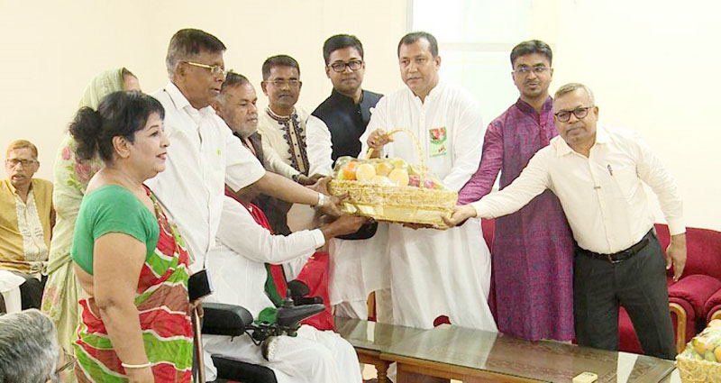 যুদ্ধাহত ও শহীদ মুক্তিযোদ্ধা পরিবারে ফল-মিষ্টি পাঠালেন প্রধানমন্ত্রী