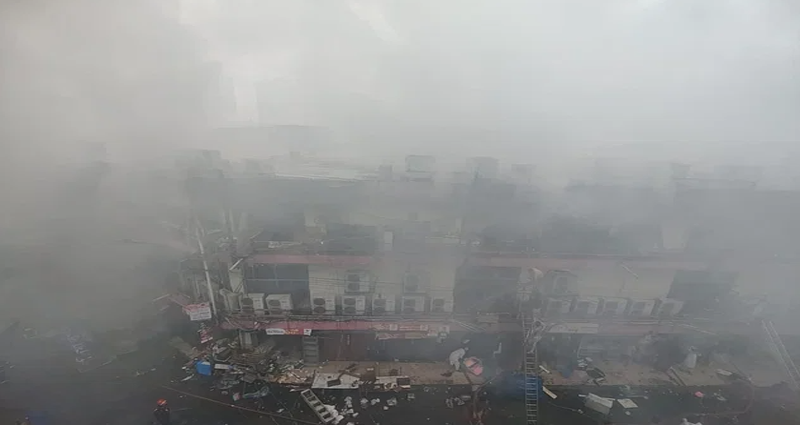 ঢাকার নিউ সুপার মার্কেটে আগুন, চারপাশে শুধু ধোঁয়ার কুণ্ডলী