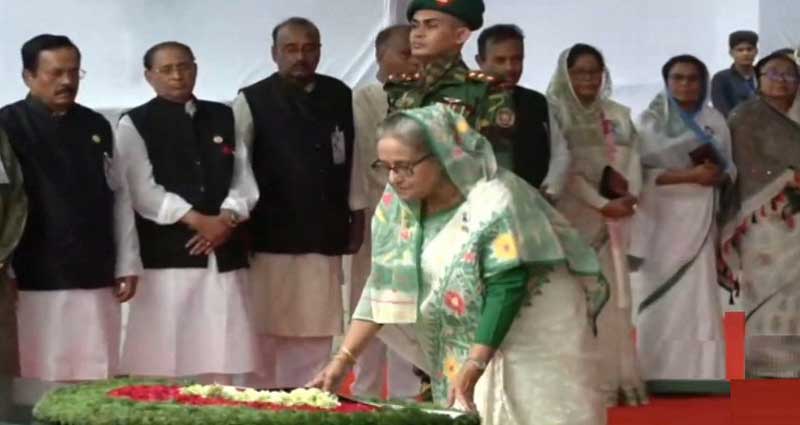মুজিবনগর দিবসে বঙ্গবন্ধুর প্রতিকৃতিতে প্রধানমন্ত্রীর শ্রদ্ধা