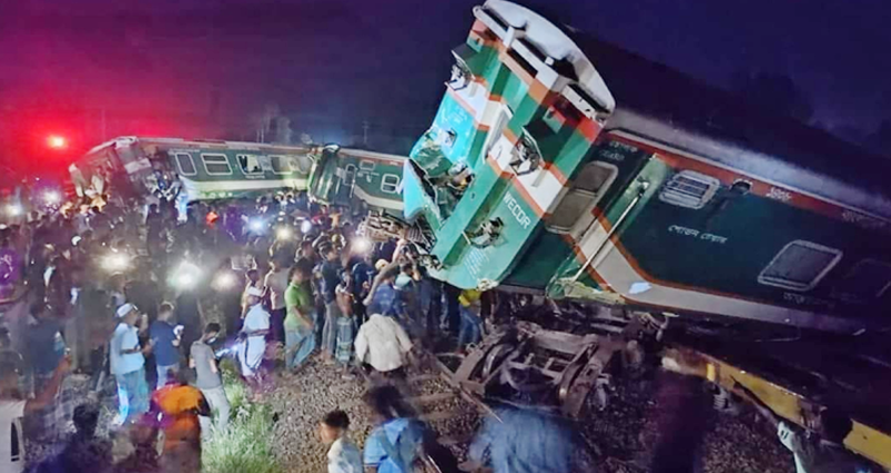 কুমিল্লায় মালবাহী ট্রেনকে সোনার বাংলা এক্সপ্রেসের ধাক্কা, লাইনচ্যুত পাঁচ বগি