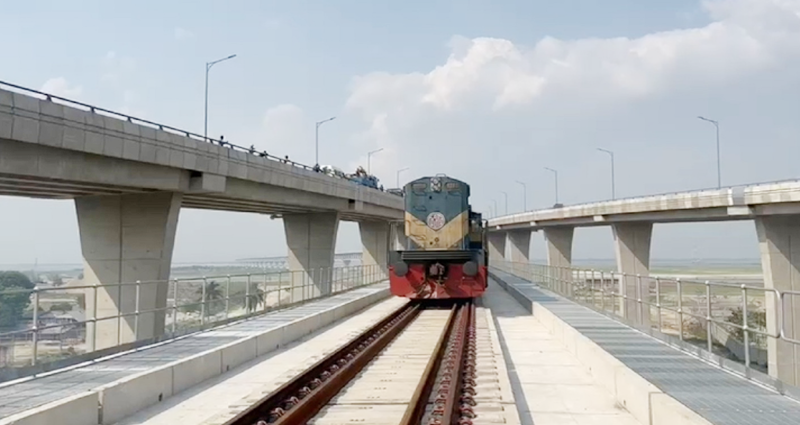 পরীক্ষামূলক বিশেষ ট্রেন ১৬ মিনিটে পদ্মা সেতু পার
