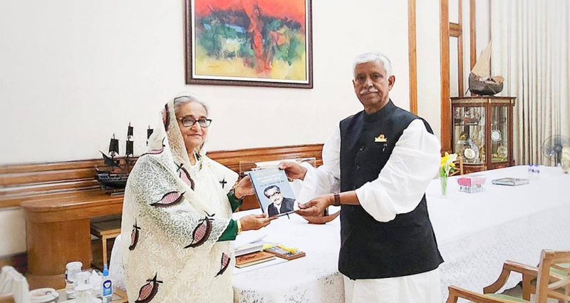 প্রধানমন্ত্রীর দুয়ারে আজমত উল্লা, উপহার দিলেন বই, পেলেন ‘সান্ত্বনা’