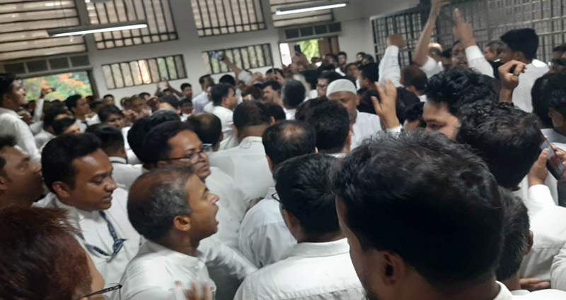 বিচারকের সামনে হাতাহাতি, বিএনপিপন্থী আইনজীবীদের নামে জিডি