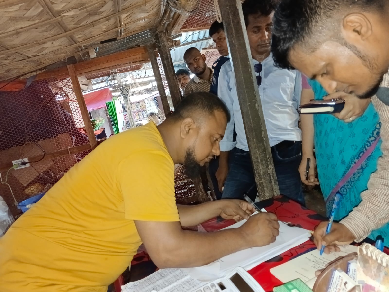 কালীগঞ্জে অস্বাস্থ্যকর পরিবেশ ও লাইসেন্স না থাকায় পাঁচ দোকান মালিককে জরিমানা