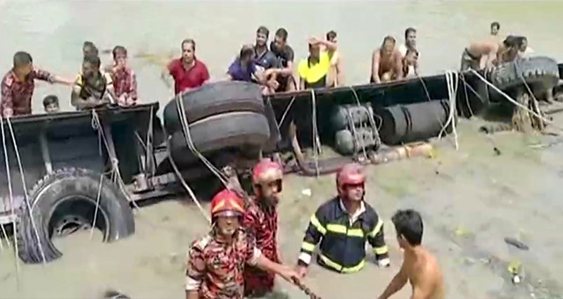 যাত্রীবাহী বাস উল্টে পুকুরে, শিশুসহ অন্তত ১৩ জন নিহত