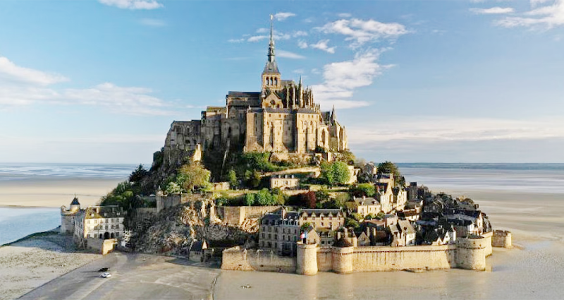 আটলান্টিকের বুকে ১ হাজার বছরের পুরোনো ফরাসি দুর্গ