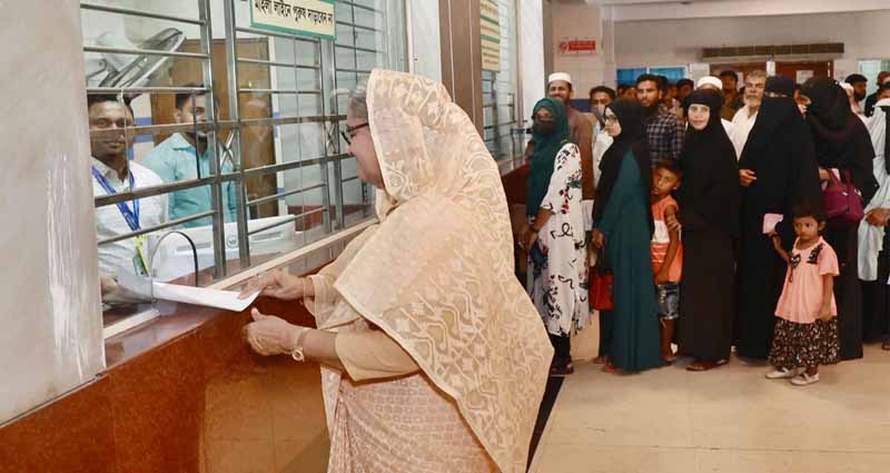 সাধারণ রোগীদের সঙ্গে ১০ টাকার টিকিট কেটে চোখ পরীক্ষা করালেন প্রধানমন্ত্রী