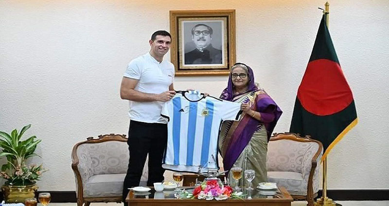প্রধানমন্ত্রীকে আর্জেন্টিনার জার্সি উপহার দিলেন মার্তিনেজ