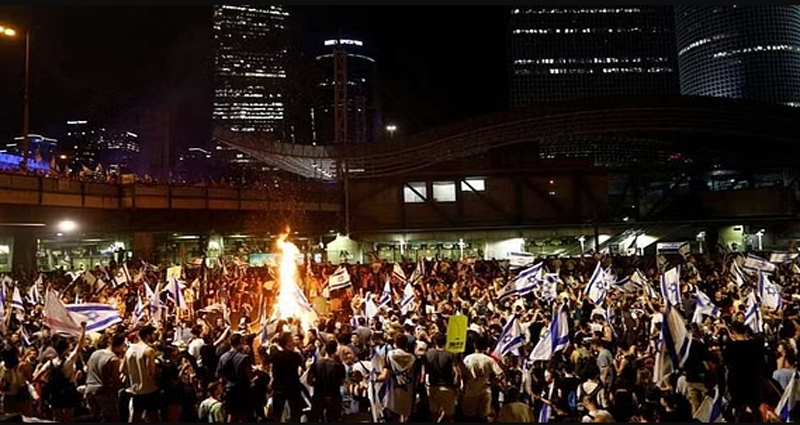 দেশ ছাড়তে চায় প্রতি তিনজনে একজন ইসরায়েলি