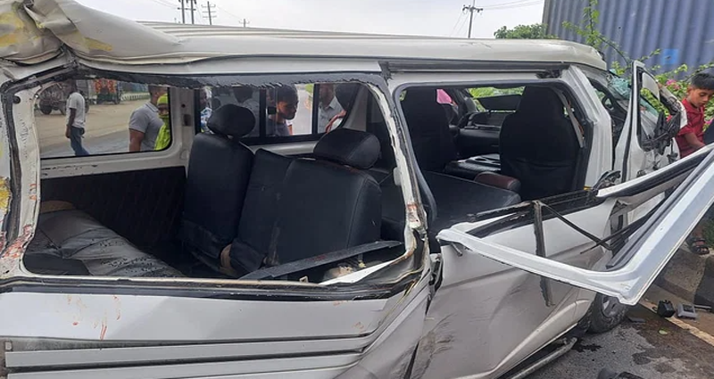 গাজীপুরে মাইক্রোবাস ও কাভার্ড ভ্যানের সংঘর্ষ : নিহত ২