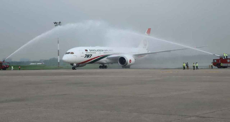 জলকামান থেকে পানি ছিটিয়ে জাপানের নারিতায় ‘গাঙচিল’কে অভ্যর্থনা