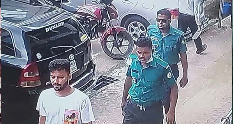 আইএফআইসি ব্যাংকে ঢুকে ২০ লাখ টাকা ছিনতাই, দুই কনস্টেবলসহ গ্রেপ্তার ৫