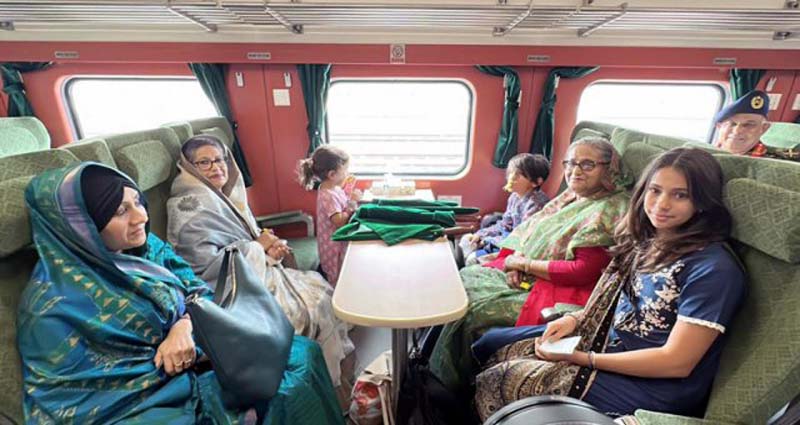 টিকিট কেটে ট্রেনে চড়ে পদ্মা সেতু পাড়ি দিলেন প্রধানমন্ত্রী