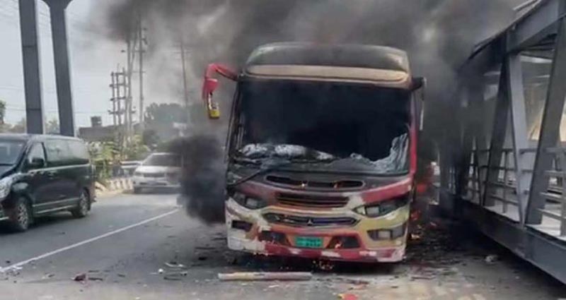 গাজীপুরে শ্রমিক বিক্ষোভ অব্যাহত, দুই বাসে আগুন