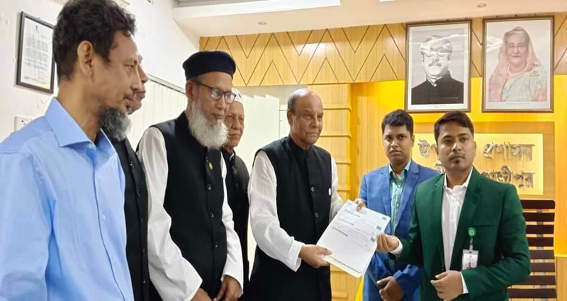 কর্মী-সমর্থকদের নিয়ে মনোনয়নপত্র জমা দিলেন স্বতন্ত্র প্রার্থী আখতারুজ্জামান