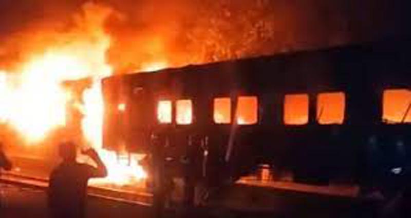 জামালপুরে ‘যমুনা এক্সপ্রেস’ ট্রেনে আগুন, আহত ১০