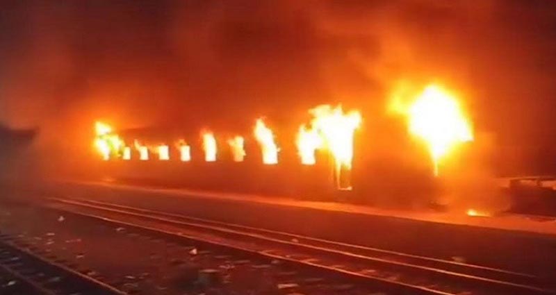 দাঁড়িয়ে থাকা ‌‌‘টাঙ্গাইল কমিউটার’ ট্রেনে আগুন, ২ বগি ভস্মীভূত