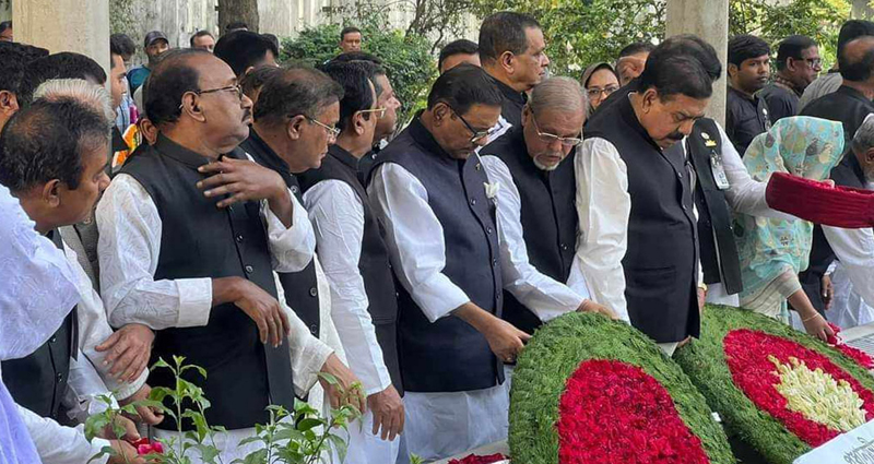 জাতীয় চার নেতার কবরে আওয়ামী লীগের শ্রদ্ধা