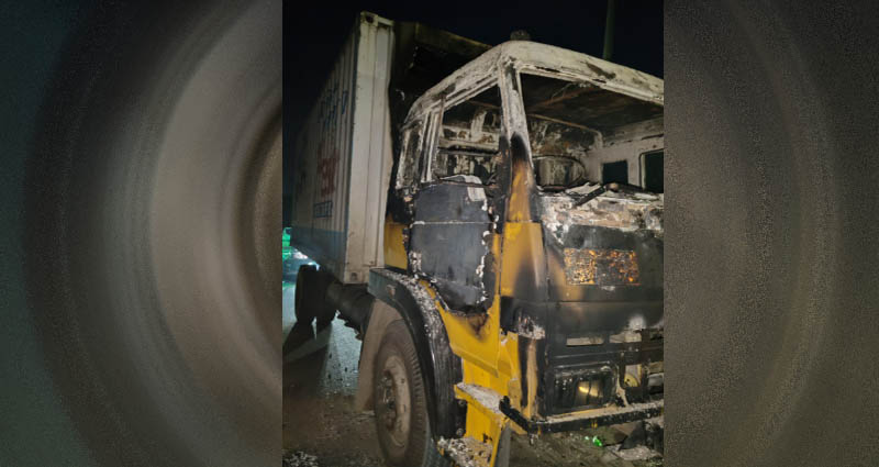 কালীগঞ্জে ফ্রেশ কোম্পানির কাভার্ড ভ্যানে আগুন