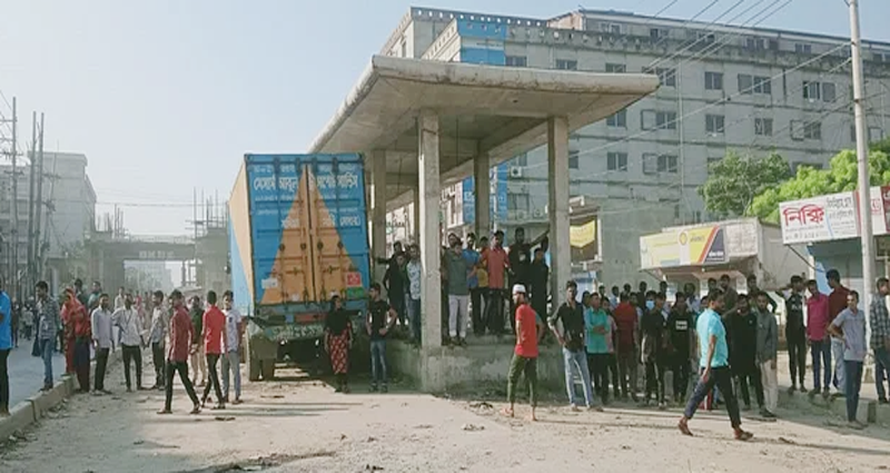 গাজীপুরে পুলিশ-পোশাকশ্রমিক সংঘর্ষ: নারী শ্রমিক নিহত
