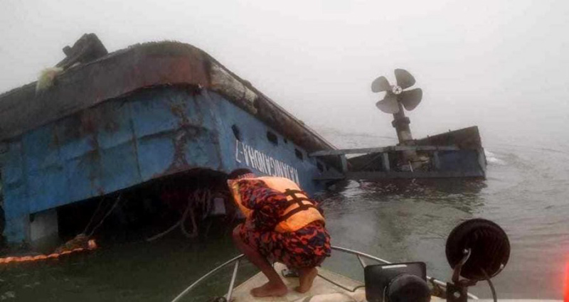 ঘন কুয়াশায় পদ্মায় ডুবে গেল যানবাহন নিয়ে নোঙর করা ফেরি