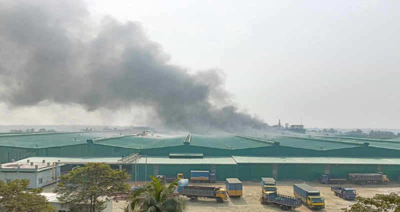 কালীগঞ্জে আবুল খায়ের গ্রুপের কারখানায় আগুন, আহত ১