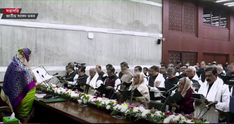 ব্যক্তিস্বার্থের ঊর্ধ্বে থেকে দায়িত্ব পালনের শপথ নিলেন নবনির্বাচিত সংসদ সদস্যরা
