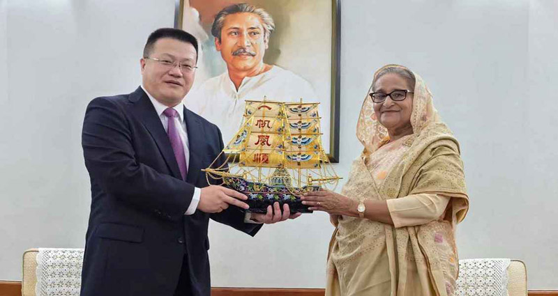 নৌকা উপহার দিয়ে শেখ হাসিনাকে চীনা রাষ্ট্রদূতের অভিনন্দন